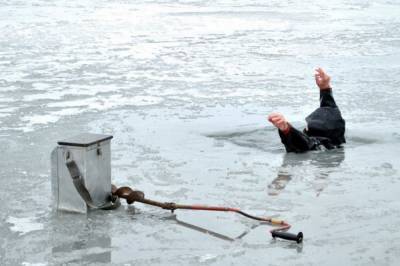 В Черкасской области двое рыбаков и ребенок провалились под лед