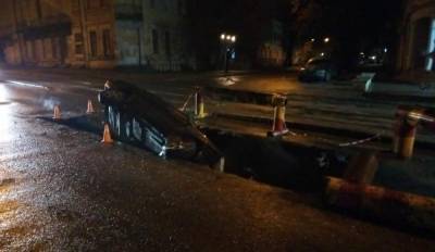 В Одессе легковушка на скорости влетела в яму, которую оставили коммунальщики: видео