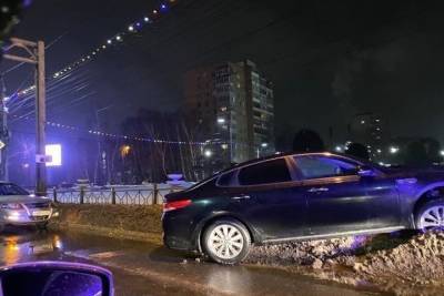 На Московском шоссе в Рязани иномарка врезалась в ограждение