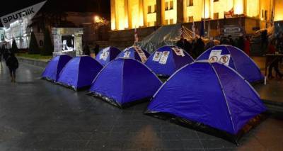 Протестное шествие в Тбилиси – часть участников провела ночь в палатках перед парламентом