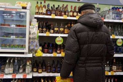 Двое пьяных петербуржцев украли из магазина алкоголь и шоколад, порезав охранника ножом