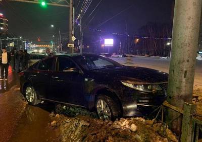 Врезавшийся в дорожное ограждение на Московском шоссе водитель был пьян