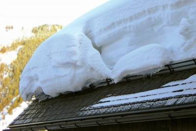 На маленькую девочку в Тверской области с крыши дома рухнул снег со льдом