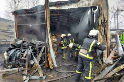 В киевском автопарке горел гараж: огонь уничтожил грузовик
