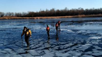 В Аксае спасатели вернули на берег вышедших на лед подростков