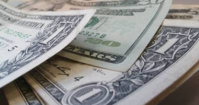 Доллар дешевеет на открытии торгов 25 января
