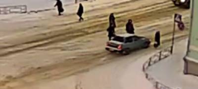 ГИБДД ищет водителя, едва не сбившего группу пешеходов в Петрозаводске (ВИДЕО)
