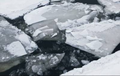 В Черкасской области рыбаки и ребенок провалились под лед: их ищут спасатели