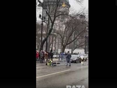 Нападение на сотрудника полиции в Санкт-Петербурге попало на видео