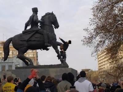 В Краснодаре митингующий залез на памятник и спустил штаны – казаки возмущены