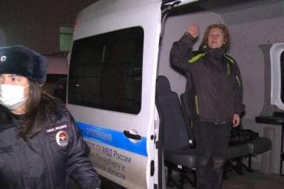 Адвокат призвал возбудить уголовное дело в отношении силовика, ударившего женщину на акции в Петербурге