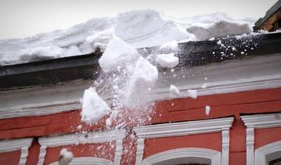 В Уфе выявлено несколько случаев схода снега на автомобили