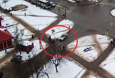 Видео: в Кингисеппе машина сбила людей на пешеходном переходе