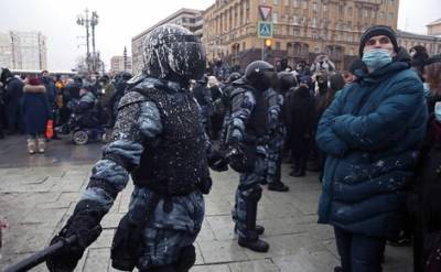 РИА Новости: В Москве во время субботней несогласованной акции пострадали 13 сотрудников правоохранительных органов
