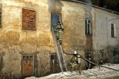 Появились видео и фото серьезного пожара в Смоленске на Соболева, люди спасены