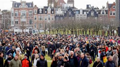 Протестные акции и беспорядки из-за продления карантина охватили Нидерланды