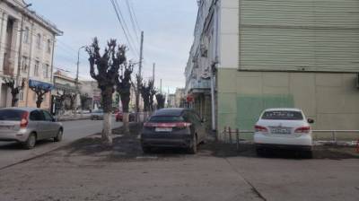 В Пензе на ул. Горького водитель припарковался посреди тротуара