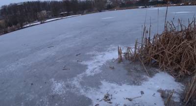 "С мужиком что-то не так?": под Киевом ребенка вывели на тающий лед, чтобы научить кататься на коньках