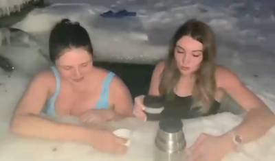 Тюменские девушки купаются в проруби даже в сильные морозы