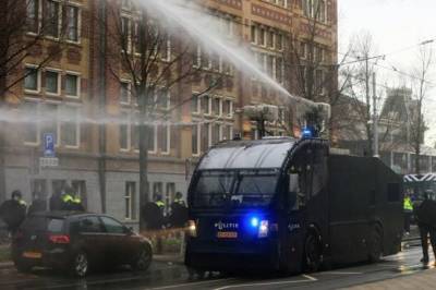 В Нидерландах полиция применила водометы на акциях протеста