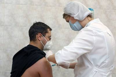 Прививки от COVID-19 сделали около 9 тысяч жителей Липецкой области