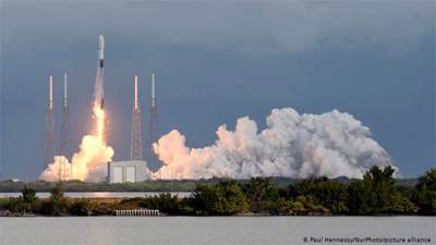 Компания SpaceX вывела на орбиту рекордное число спутников