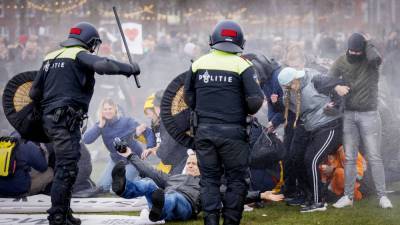 Нидерландская полиция применяет собак и водометы против митингующих, пока Европа критикует Россию