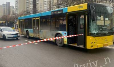 В Киеве автобус сбил пешехода на “зебре”