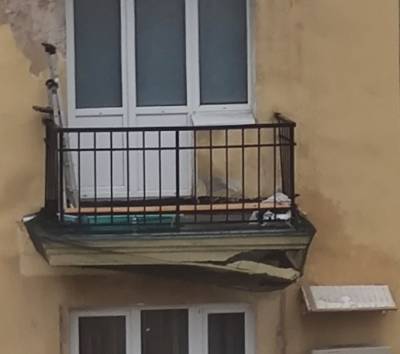 Петербуржцы пожаловались на балкон жилого дома, который вот-вот рухнет