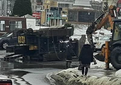 После опрокидывания грузовика на Московском шоссе возбуждено дело