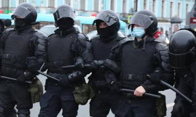 В Петербурге полицейские задержали десятки случайных прохожих и обвинили их в участии в протестном митинге