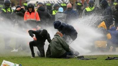 В Нидерландах полиция разогнала водометами протест против коронавирусных ограничений - narodna-pravda.ua - Голландия