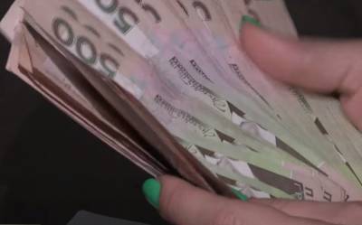 "Потяжелеют" на 800 гривен: одной из категорий украинцев пересчитали зарплаты – кому повезло