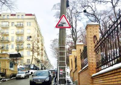 В Киеве впервые в Украине установили новые дорожные знаки: фото