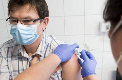 Украинцы доверяют COVID-вакцине из РФ больше, чем китайской – опрос
