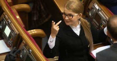 "Новый год — новая прическа": Тимошенко в Раде очаровала новым луком (фото)