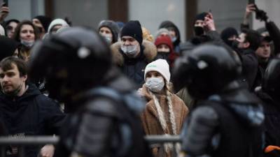 Путин заявил об обязанности полиции следовать закону во время протестов