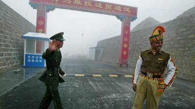 В результате военных столкновений Индии и Китая насчитываются десятки раненых