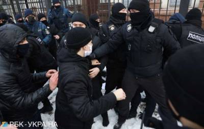 Под Офисом президента протестующие подрались с полицией (ФОТО, ВИДЕО)