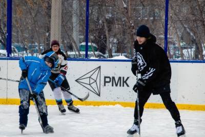 Игроки челябинского "Трактора" провели мастер-класс для юных хоккеистов на новом корте