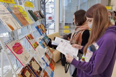 Новые книги представили на выставке в псковской библиотеке