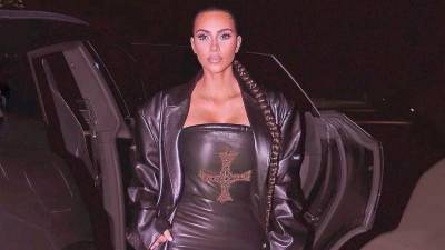 Образ дня: Ким Кардашьян в кожаном мини-платье Versace