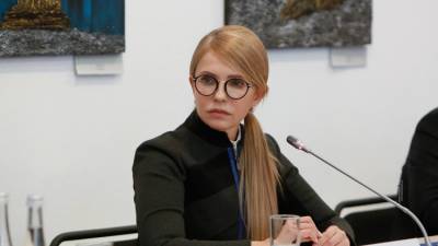 Тимошенко сняла очки и сделала новую укладку волос