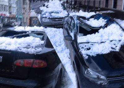 Эксперты рассказали, что делать, если упавший с крыши снег повредил автомобиль