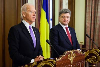 Эксперт: Байдену будет удобнее вести диалог с Порошенко
