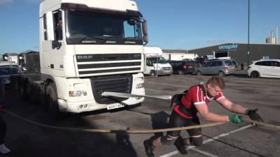 Школьник из Великобритании сдвигает грузовики.