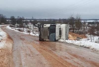 Фото: возле Торошковичей перевернулся грузовик