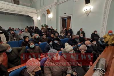 В Житомире возмущенные высокими тарифами люди ворвались в зал горсовета. Фото