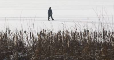 Приехал порыбачить: на Каховском водохранилище под лед провалился мужчина