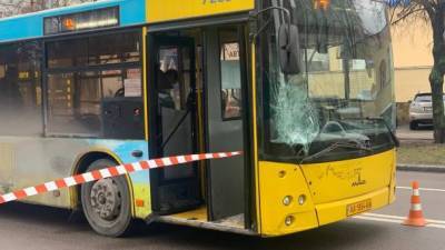 В Киеве пассажирский автобус сбил пожилого мужчину на пешеходном переходе: пострадавшего госпитализировали